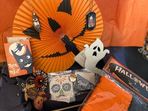 1 Boo Box with Vintage Style Halloween Goodies incl. Johanna Parker Bethany Lowe